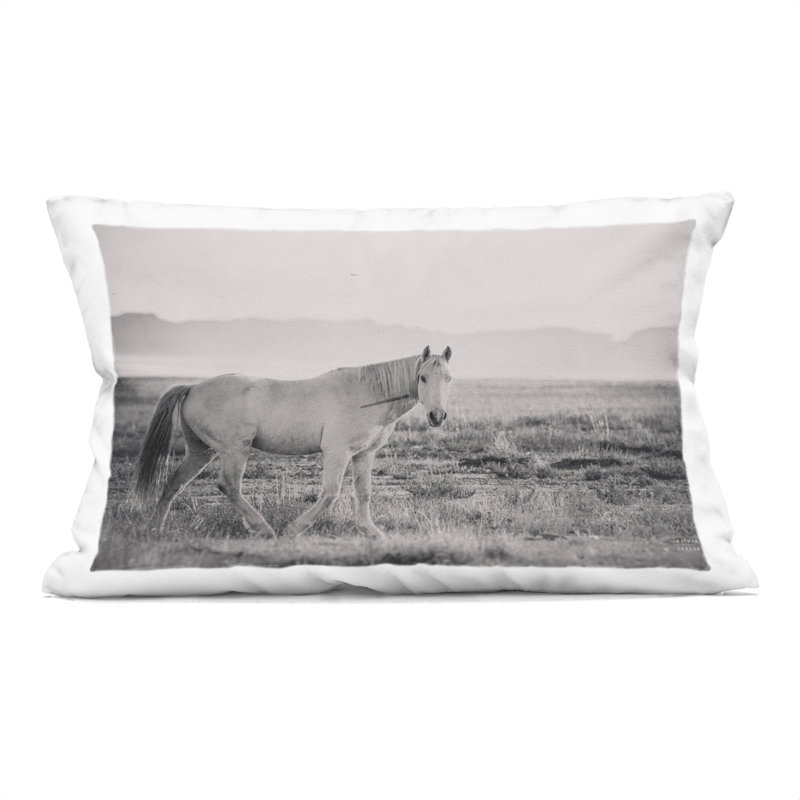Coussin décoratif imprimé Quiet Atmosphere with Horse, par Nathan Larson