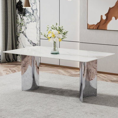 Table de salle à manger moderne et minimaliste. Le bureau en verre imitation marbre blanc est équipé de pieds en métal argenté. Convient aux restaurants et aux salons de 71 po x 39,3 po x 29,5 po