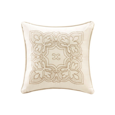Lit de jour simple couleur crème - 6 pièces avec bord festonné réversible et housse de matelas avec tous les accessoires inclus, ainsi que des éléments décoratifs.