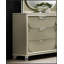 Commode contemporaine à 6 tiroirs en argent avec poignées en acrylique et panneaux en relief, solution de rangement durable et élégante pour les chambres à coucher modernes.