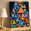 La toile crée un motif abstrait vibrant avec un tableau de triangles d'art mural colorés dans différentes tailles disposées dans un art mural dynamique sur toile-1299496643