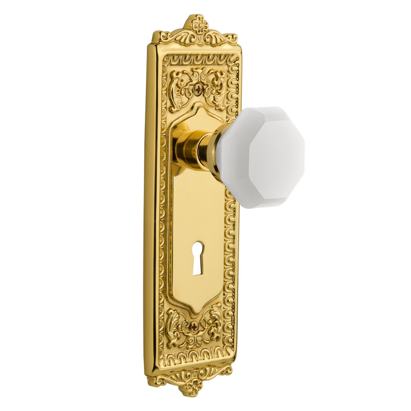 Assiette à œufs et fléchettes avec trou de serrure décoratif et bouton de lait blanc Waldorf, Laiton poli