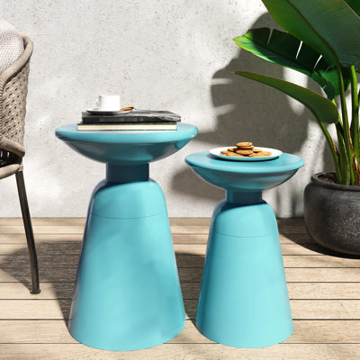 Paire de tables d'appoint en fer sarcelle, structure thermolaquée, 15 po x 15 po x 20,47 po et 12 po x 12 po x 17,25 po, avec piédestal moderne pour l'extérieur et la plage