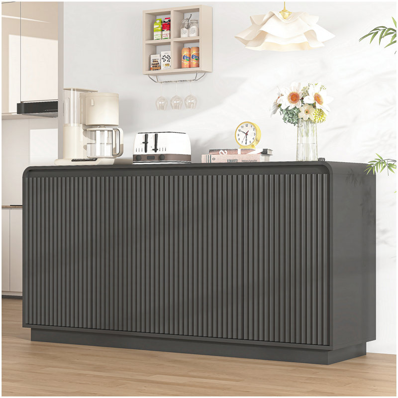Meuble télé noir à 4 portes cannelées avec prise de courant, centre de divertissement Wave sans poignée, armoire de rangement à panneau de particules réglable à 3 niveaux, console multimédia multifonctionnelle et buffet