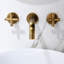 Robinet de salle de bain mural bronze-124831469