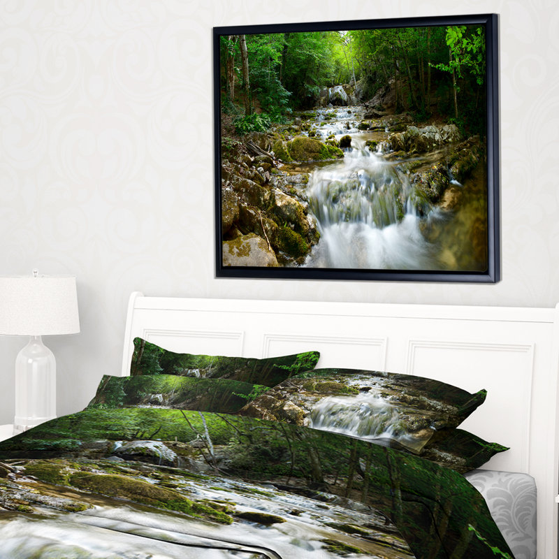 «Natural Spring Waterfall», photographie, H 30 po x l 40 po x P 1,5 po, Toile avec cadre flottant