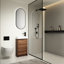 Meuble-lavabo autoportant de 18 pouces avec lavabo simple. Armoire à portes à fermeture douce. Lavabo en céramique longue durée. Caractéristique d'armoire en contreplaqué brun pour salles de bain compactes. Salle de bain