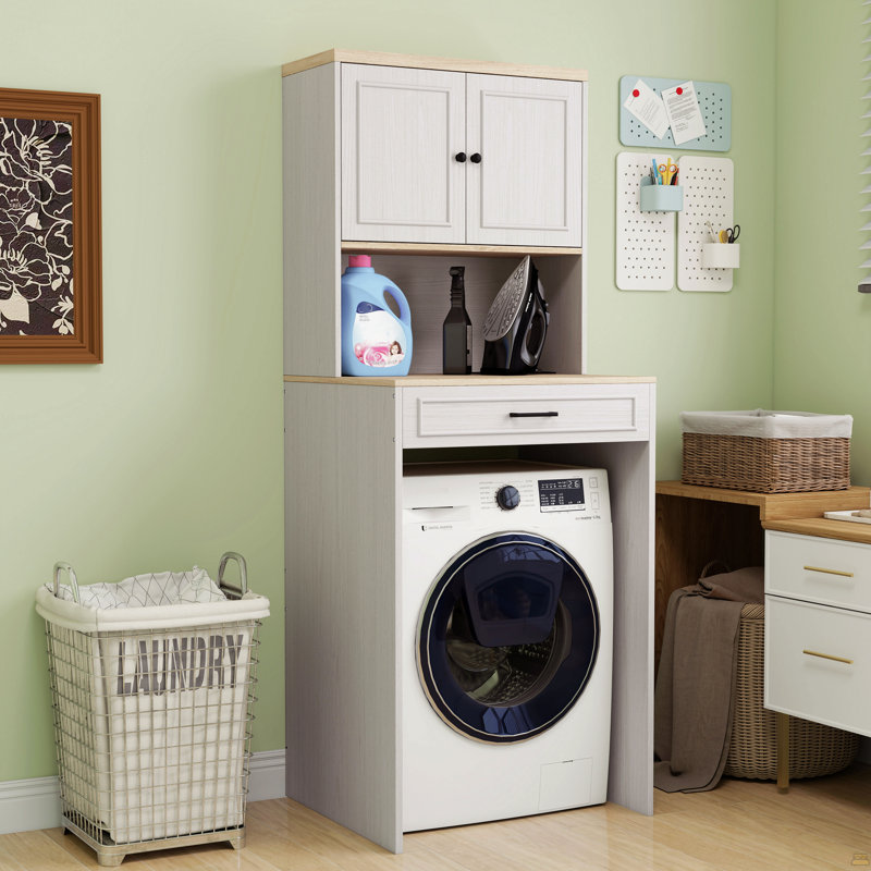 Au-dessus de l'armoire de rangement pour laveuse et sécheuse