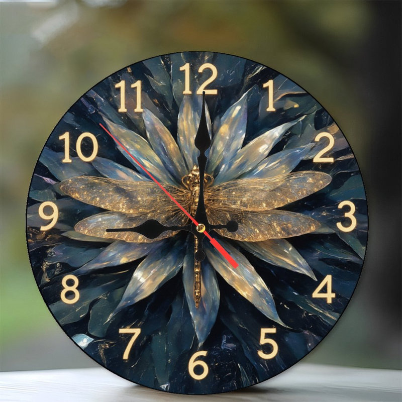 Horloge avec libellule dorée
