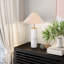 Lampe de table beige et blanche
