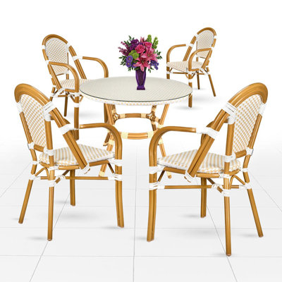 L'ensemble français comprend une table de 40 po et 4 chaises avec accoudoirs par Chivari