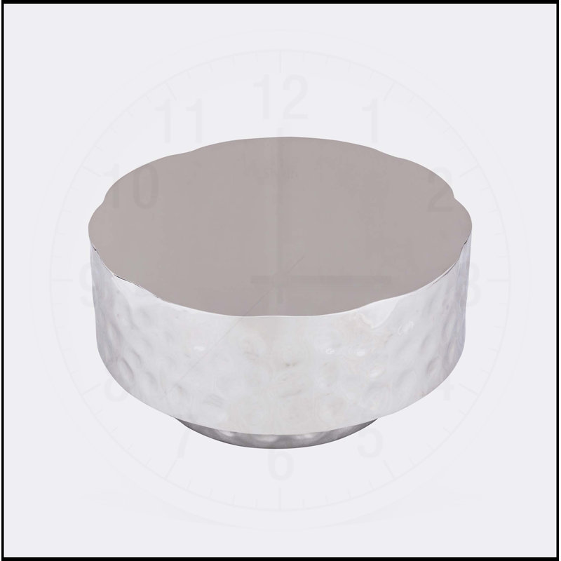 Table basse en métal martelé à la main de style moderne, parfaite pour ajouter de l'élégance et de la texture à tout espace de vie