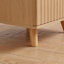 Table de chevet moderne en chêne avec compartiment caché, station de charge, 2 tiroirs et tablette ouverte