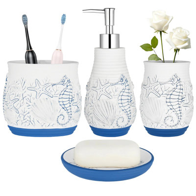 Ensemble de salle de bain 4 pièces sur le thème de la plage, orné de coquillages et d'étoiles de mer en relief. Comprend un distributeur de lotion, un porte-brosse à dents, un gobelet et un porte-savon.