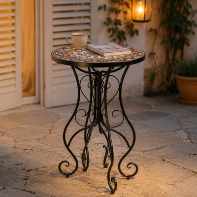 Table de bout de patio, double usage intérieur / extérieur: carreaux de céramique à motif peint avec une base en fer forgé et des pieds à volutes uniques, et une tablette en grillage métallique, style champêtre français