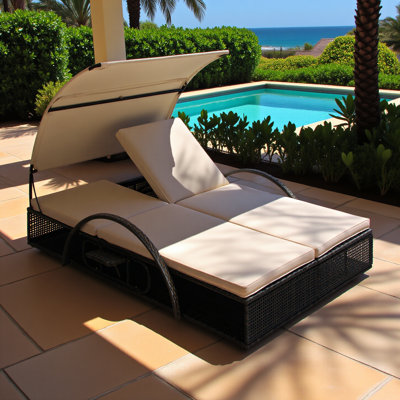 Chaise longue d'extérieur à structure en acier avec dossier réglable, lit de bronzage double avec table d'appoint cachée et accoudoirs arqués, convient pour la terrasse de la piscine, le jardin et la cour
