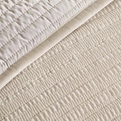 Velvet Pinsonic Quilted Bedspread