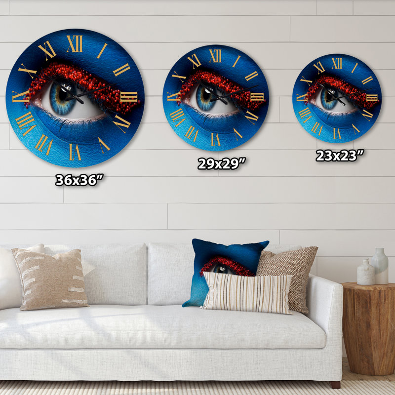 Horloge murale moderne œil féminin avec peinture bleue sur le visage et boules rouges, Moyenne