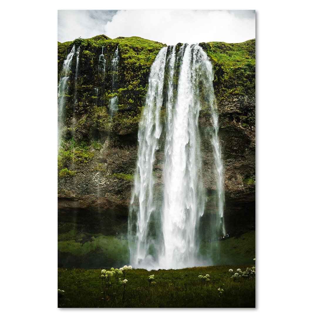 Leinwandbild Grüner Wasserfall in den Bergen