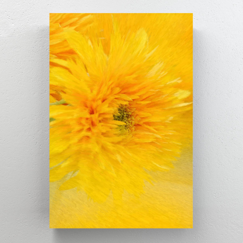 Yellow Flower In Macro Lentille - 1 pièce, reproduction d'art graphique sur toile tendue, H 14 po x l 11 po x P 2 po