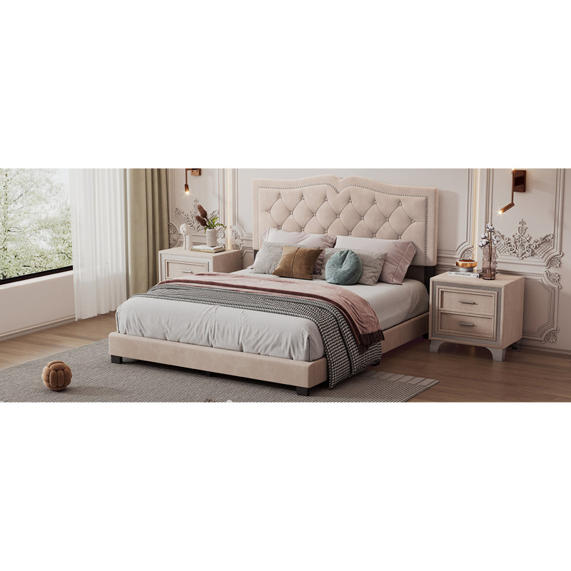 Lit moderne grand format, revêtu de velours beige avec tête de lit et rivets, et stable, velours de lit sans sommier, décoration, stable, nécessaire