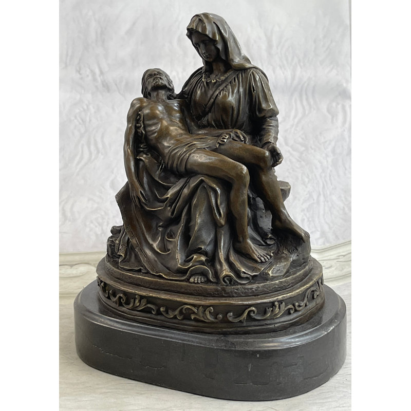 La Pieta de la Vierge Marie tenant une sculpture religieuse de Jésus