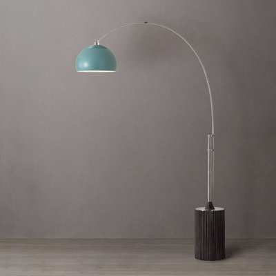 Lampe à arc en demi-dôme 92 po Tambo - nickel satiné, base en chêne noir, feuille d'acier bleu piscine, à intensité variable, ampoule incluse