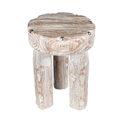 Tabouret Nordic Driftwood ~ Avec sa finition blanchie patinée et sa forme sculpturale, ce tabouret 100% bois récupéré blanchi évoque la beauté brute du bois flotté côtier et du minimalisme scandinave.