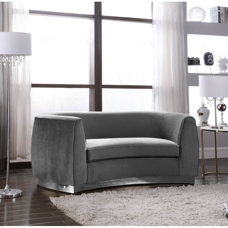 Causeuse courbée en velours 70,5 po Breccan, Velours gris, Chrome chrome