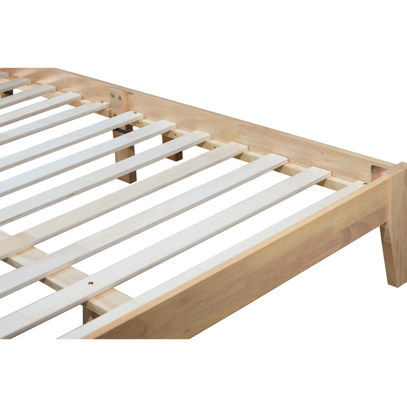 Grand lit en bois d'hévéa massif avec tête de lit en rotin, rehaussé de pieds de soutien, chêne blanc