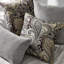 Canapé deux places Estelle, style ferme moderne, revêtement en chenille, accoudoirs arrondis, garniture cloutée, pieds en bois, 4 coussins décoratifs inclus.
