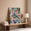 La toile crée un motif floral détaillé mettant en vedette un ensemble d'art mural luxuriant en fleurs, y compris des pivoines roses douces-1135594031