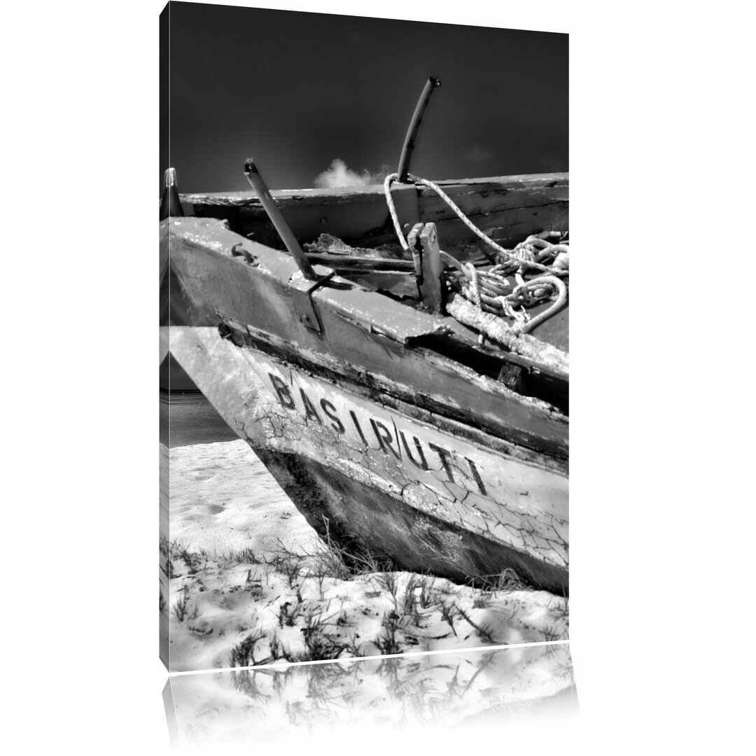 Leinwandbild Boot am Strand in Monochrom