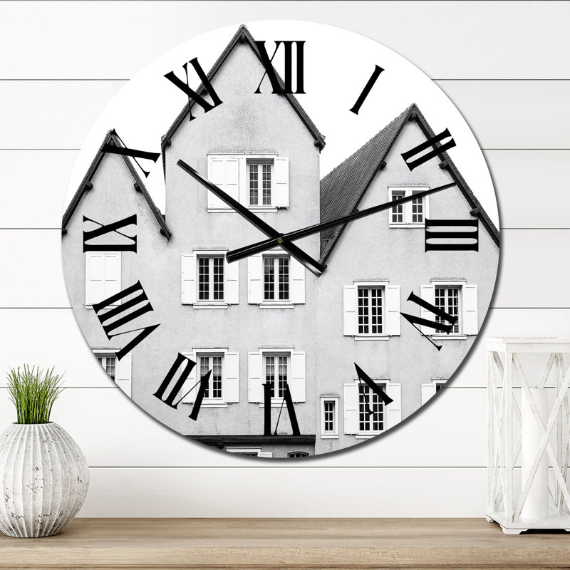 Ancien bâtiment avec volets sur fenêtres - Horloge murale industrielle, Surdimensionné