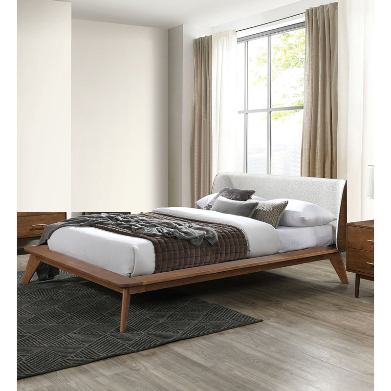 Lit plateforme en noyer massif de style moderne Mid-Century grand format, tête de lit à oreilles en tissu, pieds angulaires effilés, cadre de lit de couleur matelas, avec