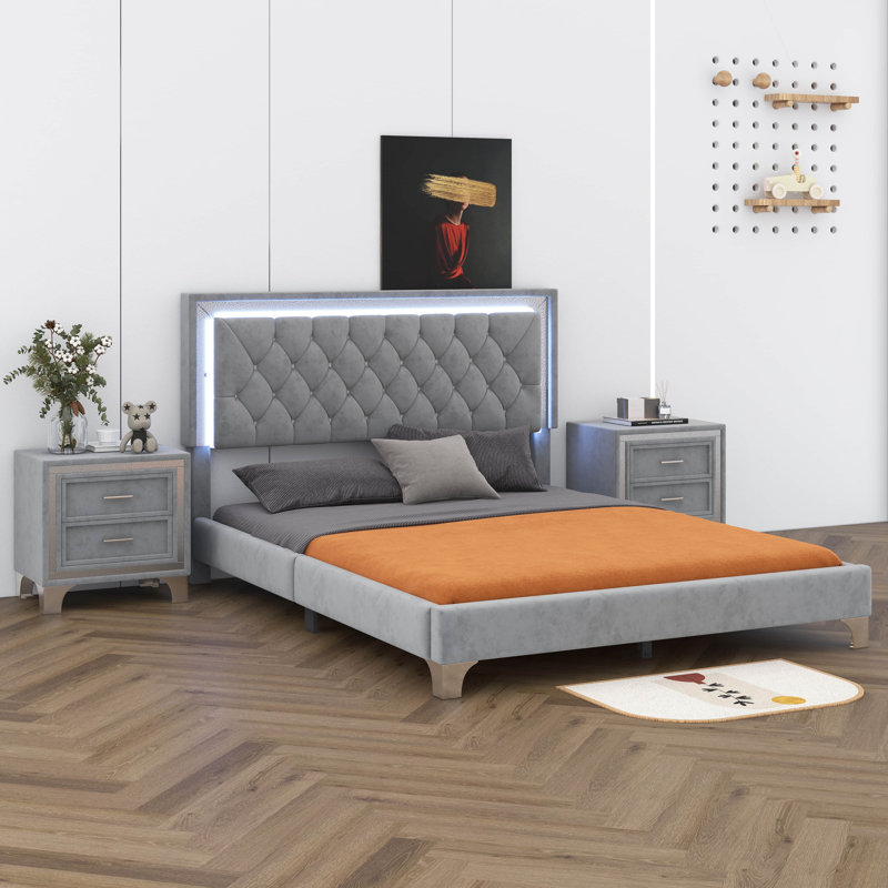 Grand lit plateforme tapissier Chanise avec lumières DEL et deux tables de chevet, Gris