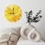 Horloge sur fond jaune