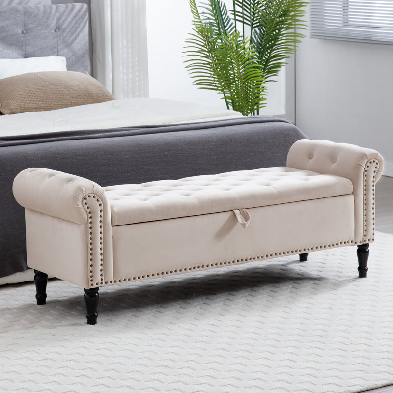 Banc de rangement 67 po pour très grand lit avec siège capitonné et garnitures cloutées, Velours beige, 67 po de largeur