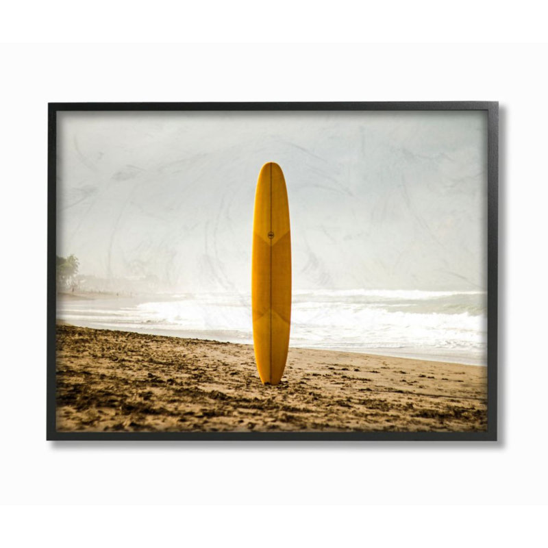 Planche de surf jaune dans le sable près de la côte - reproduction de photo, H 20 po x l 16 po x 1,5 po