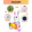 Lapin de Pâques tenant une carotte gonflable