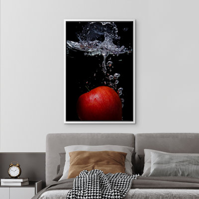 Pomme rouge vif dans l'eau sur toile
