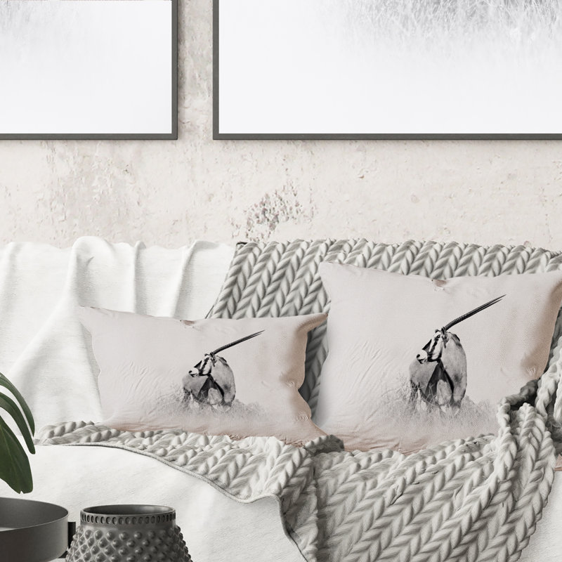 Gemsbok africain en noir et blanc - Coussin décoratif à imprimé traditionnel, 18 po x 18 po
