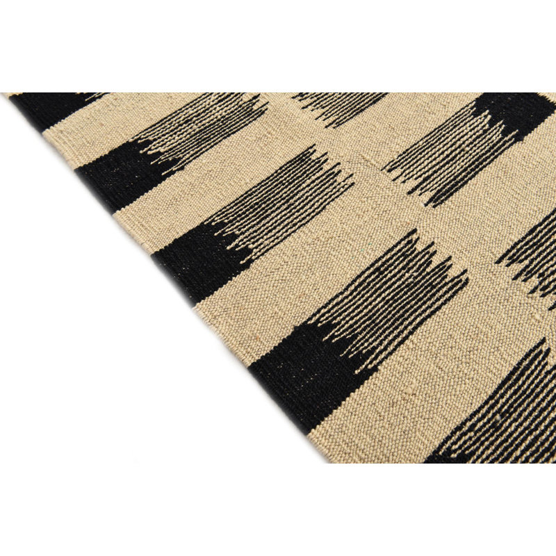 Tapis noir et blanc 5 x 8 Petrella