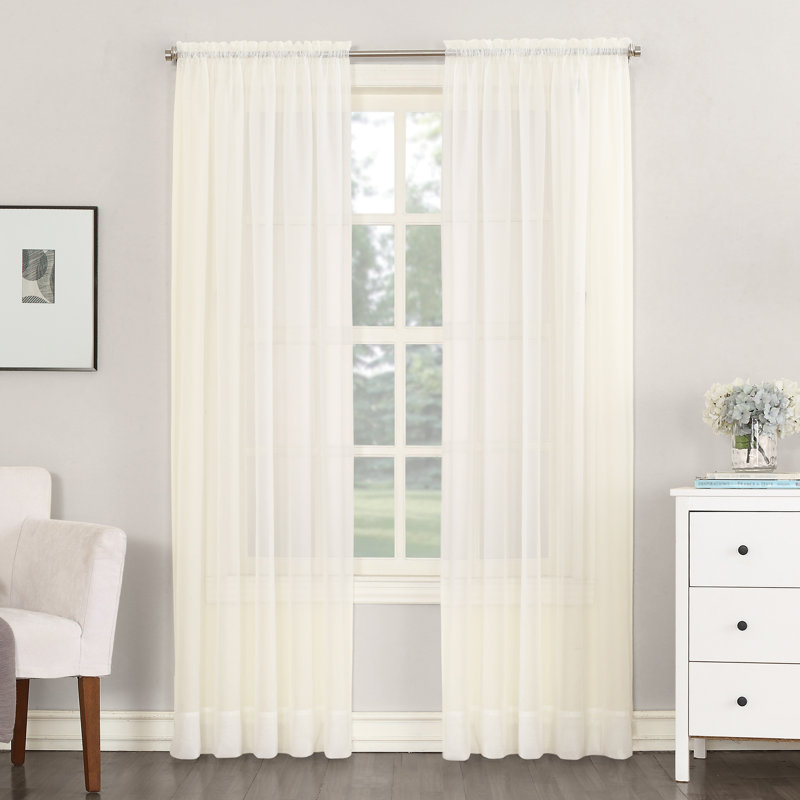 Panneau de rideau transparent avec passe-tringle Wayfair Basics® Albia, Coquille d'oeuf, L 59 po x L 84 po