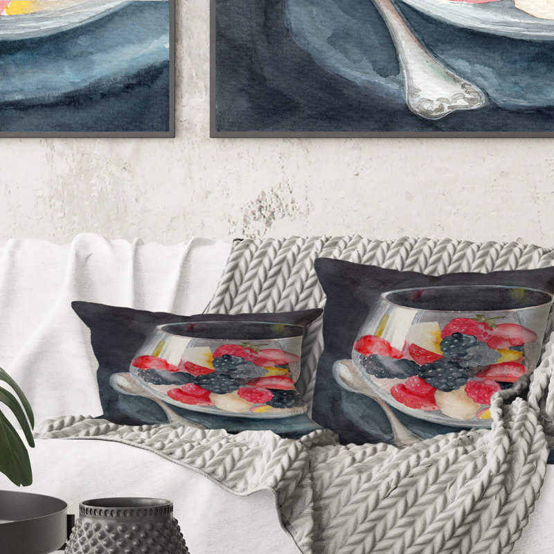 Verre avec baies rouges et bleues - Coussin décoratif imprimé campagne, 16 po x 16 po