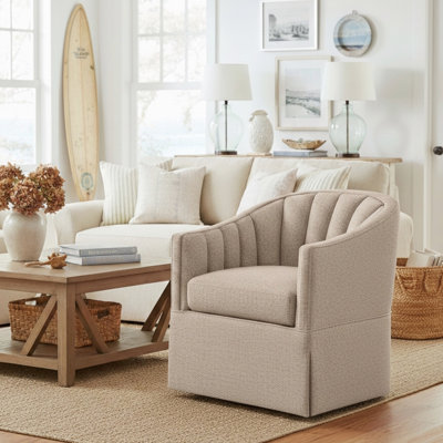 Fauteuil d'appoint pivotant à jupe d'inspiration côtière, pivotant à 360 degrés en métal, dossier à canaux verticaux, assise élégante et confortable à ressorts ensachés, coussin réversible amovible, 4 teintes légères.