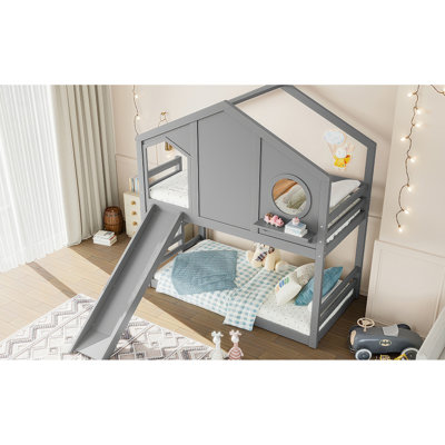 Lit simple superposé avec glissade, couleur grise, bois massif et fenêtre, rangement pour fournitures de bureau