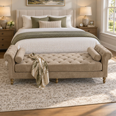 Banc de lit moderne en chenille capitonnée avec coussins cylindriques et pieds en bois d'hévéa, idéal pour l'entrée de la chambre, le change de chaussures et comme siège d'appoint.