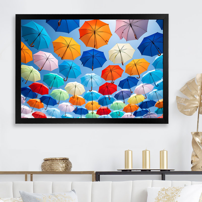 Rainbow Umbrellas Collage sur toile, H 24 po x l 32 po x P 1 po, Cadre simple noir