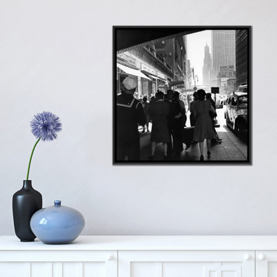 «Les années 1940, Grand Central Station, piétons et marin en uniforme, 42nd Street Sidewalk NYC USA», reproduction de photo sur toile tendue